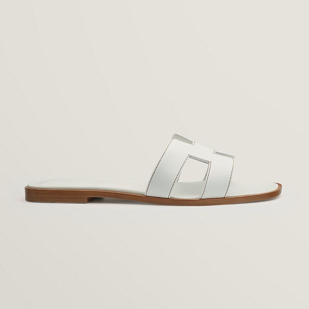 Sandali Piatti in Pelle Bianca con Design Cut-Out e Suola in Legno