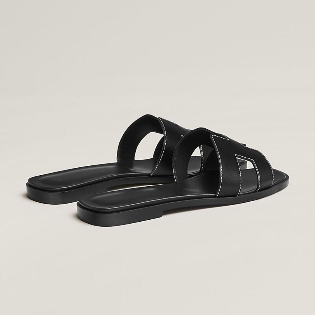 Sandali Piatti in Pelle Bianca con Design Cut-Out e Suola in Legno