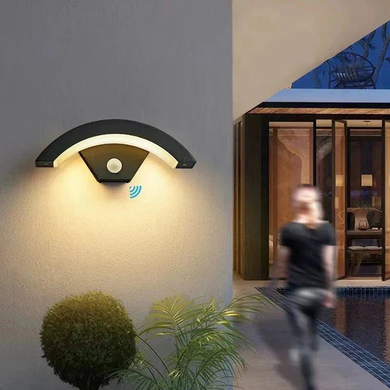 Lampada da Parete LED Curva con Sensore di Movimento Esterno IP65