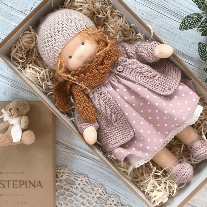 Bambola Waldorf Fatta a Mano in Lana - Morbida e Naturale