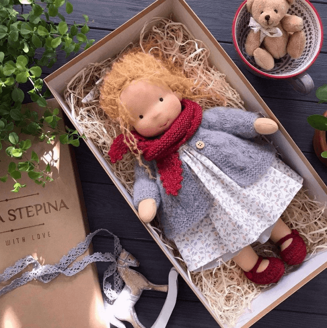 Bambola Waldorf Fatta a Mano in Lana - Morbida e Naturale